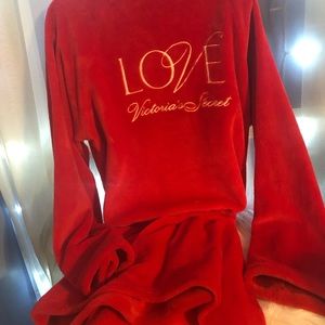 VS PINK NWT RED plush short robe. M/L